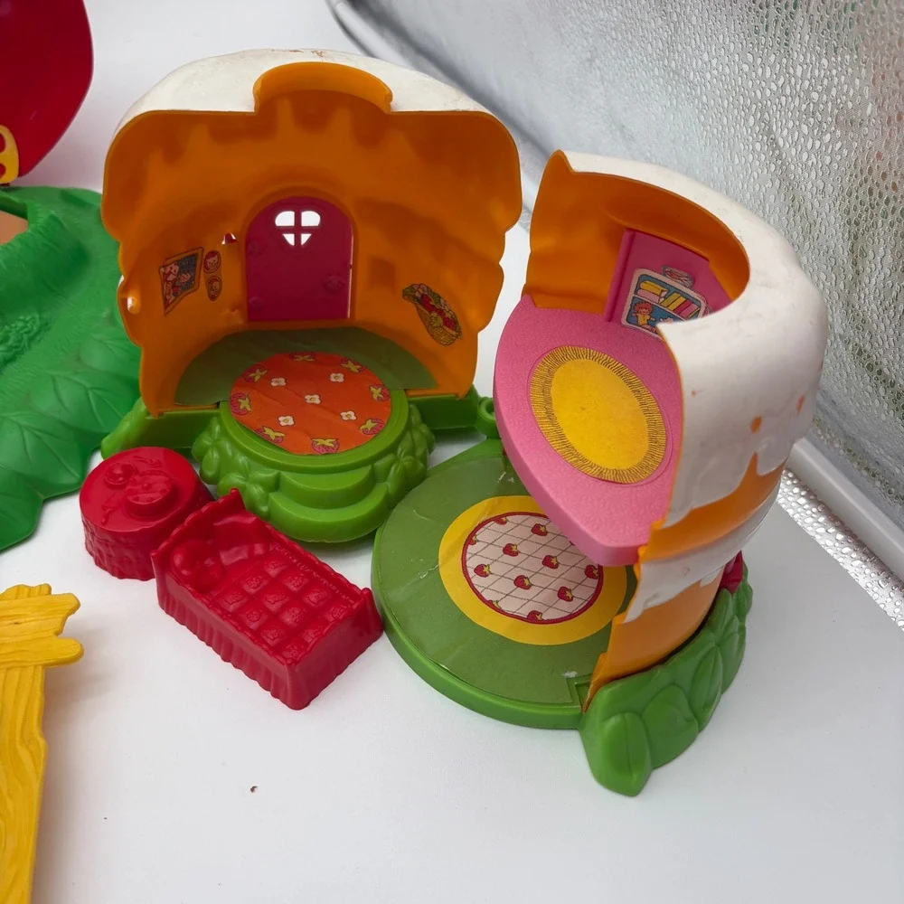 Vintage 1980s‎ Strawberry Shortcake Berry Bake Shoppe & Snail Cart Playset Lot
